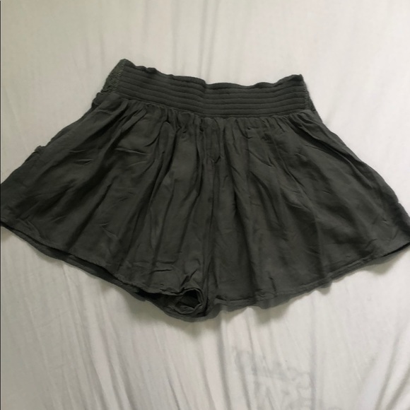 Green flowy short shorts AE - Picture 2 of 7